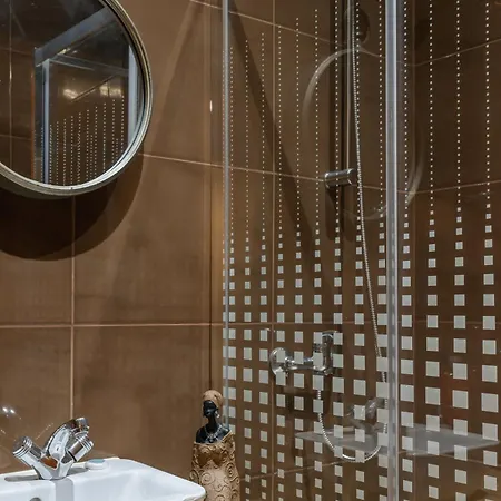 Πανσιόν Aquilla's Family 103 By Mycelia Lisboa